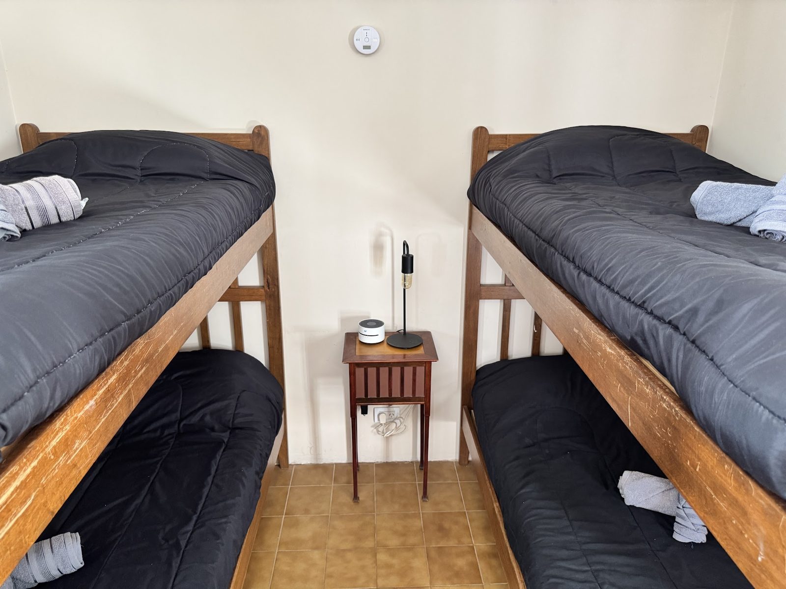 Dormitorio con camas cuchetas